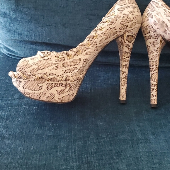Stuart Weitzman pump - Picture 2 of 9